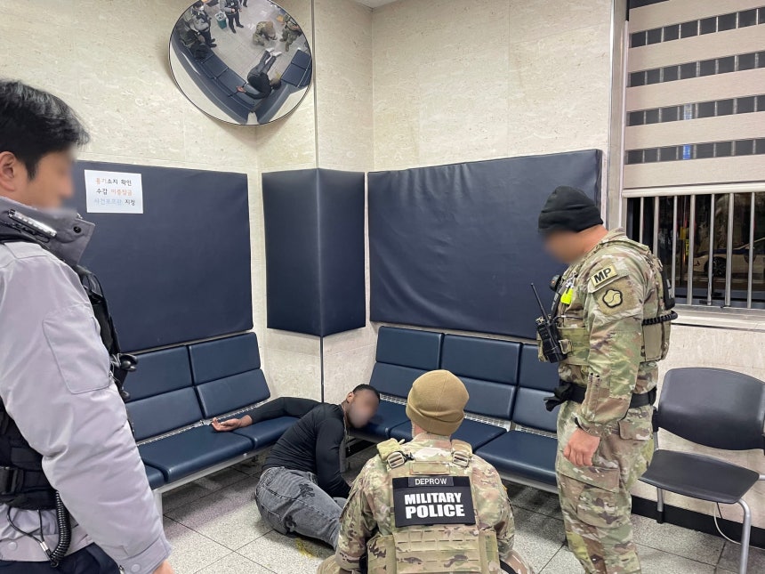1일 오전 1시 20분 서울 마포경찰서 홍익지구대에서 미군 헌병들이 출동했다.이날 홍대 일대에서 미군들의 주취 소란이 잇따르자,만취해 지구대 의자 아래 바닥에 쓰러진 채 인사불성이 된 자국 병사(가운데)를 인계하