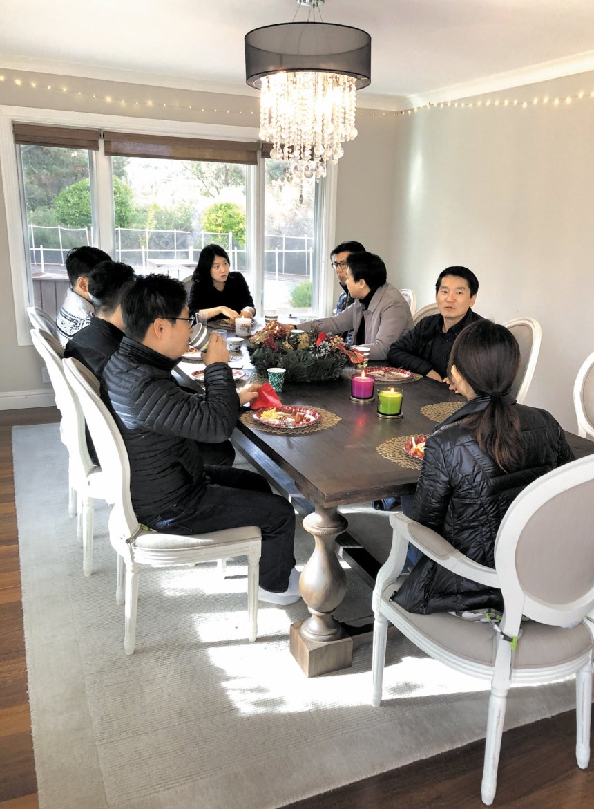 미국의 한국 스타트업 커뮤니티인 UKF는 2018년 12월 실리콘밸리 이기하 공동 의장 집에서 서로 돕는 모임인‘82스타트업’으로 시작했다(왼쪽 사진).82는 한국의 국제전화 식별번호다./UFK