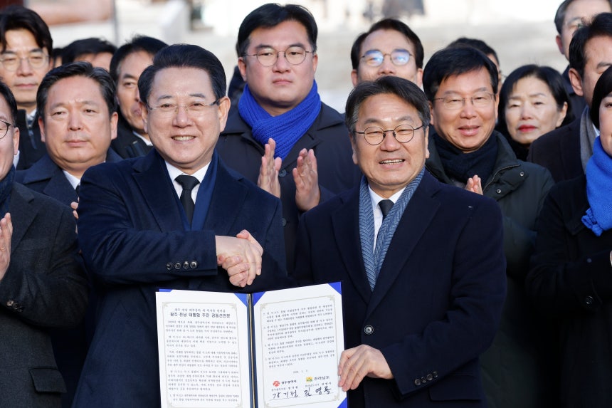 2일 광주 북구 국립 5·18 민주묘지 민주의문 앞에서 강기정 광주시장(오른쪽)과 김영록 전남지사가 광주·전남 대통합 추진 공동선언문을 발표하고 있다./뉴스1