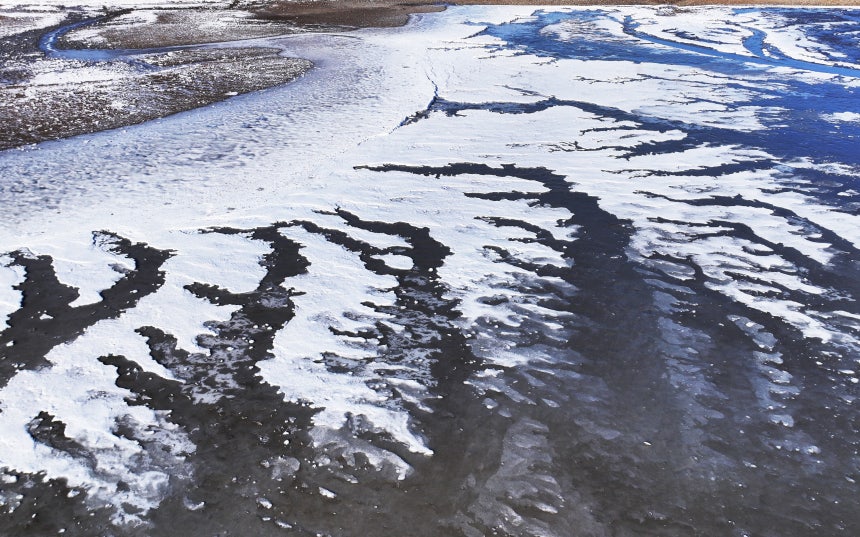 한파가 기승을 부리고 있는 2일 경기도 안산시 단원구 바닷가 갯벌이 얼어 있다./연합뉴스