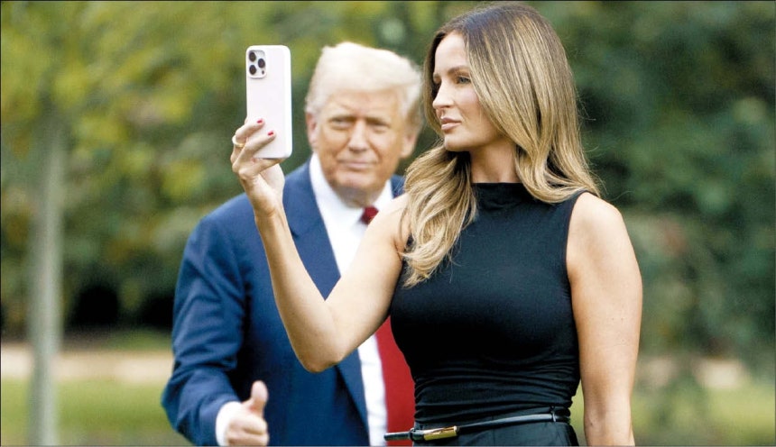 마고 마틴(오른쪽) 미국 백악관 커뮤니케이션 특보가 대통령 전용 헬기 마린원에 탑승하는 도널드 트럼프 대통령을 스마트폰으로 촬영하고 있다./EPA 연합뉴스