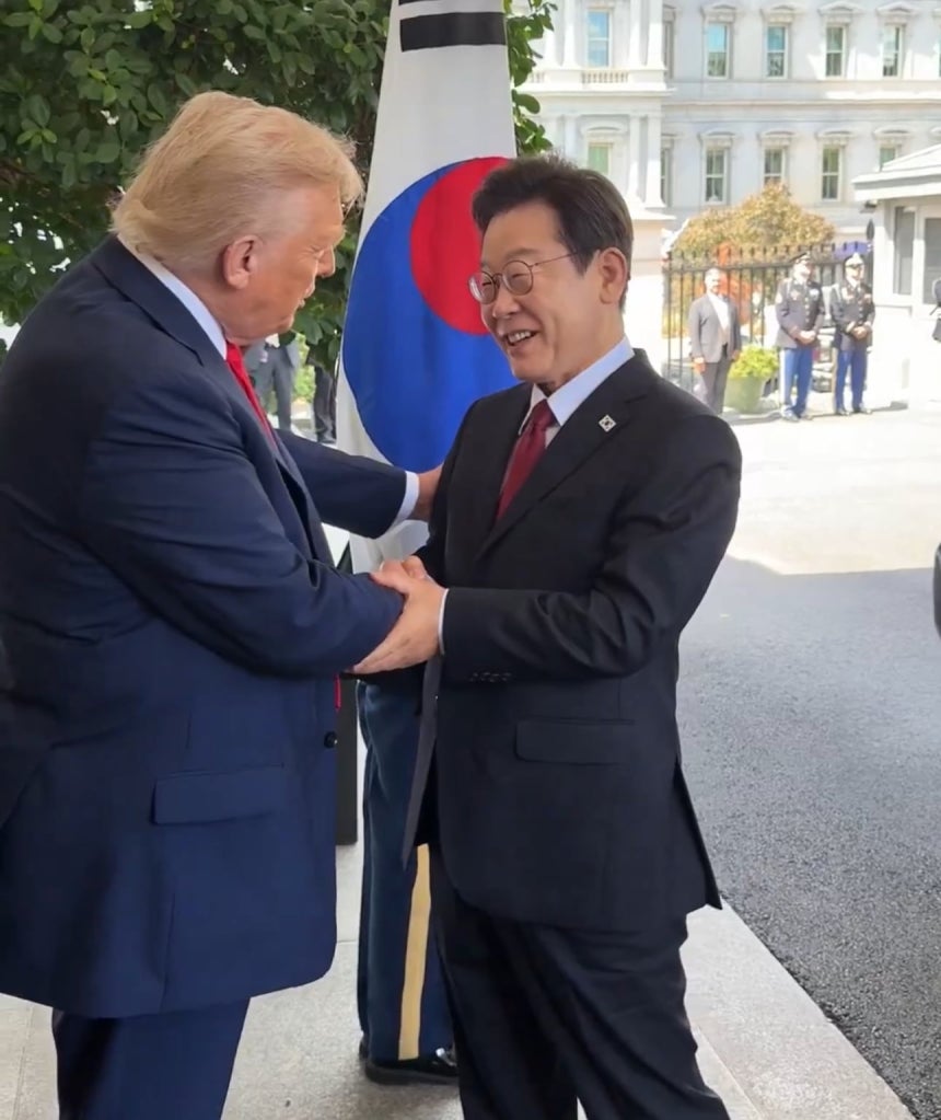 도널드 트럼프 미국 대통령(왼쪽)과 이재명 대통령이 지난 8월 백악관에서 만나 악수를 하고 있다./X(옛 트위터)