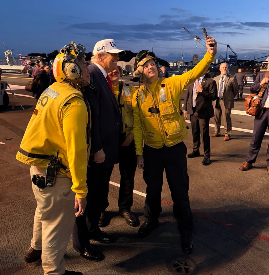 도널드 트럼프 미국 대통령이 지난해 아시아 순방 당시 현장에서 사진 촬영을 하고 있다./X(옛 트위터)