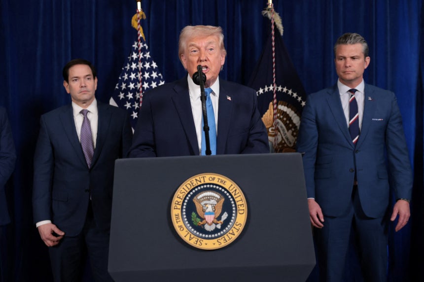 도널드 트럼프 미국 대통령이 3일 플로리다주 마러라고에서 기자회견을 하고 있다./로이터 연합뉴스