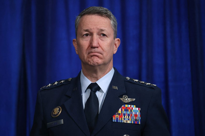 댄 케인 미 합참의장이 3일 플로리다주 마러라고에서 열린 도널드 트럼프 대통령의 기자회견에 참석해 있다./AFP 연합뉴스