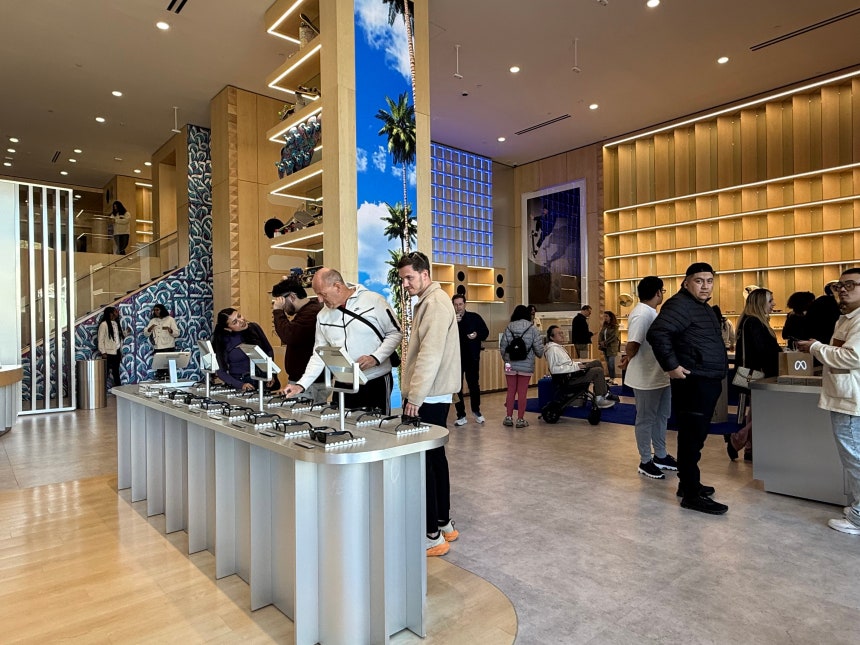 23일(현지 시각) 미 로스앤젤레스의 메타 오프라인 매장에서 사람들이 전시된 메타의 스마트 글라스 제품을 살펴보고있다./강다은 특파원