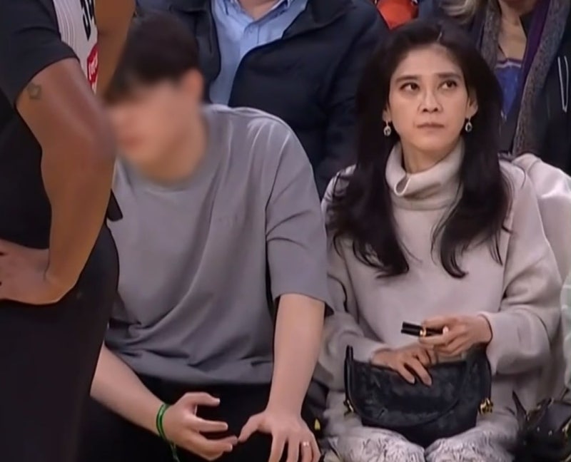 이부진과 장남, NBA 중계 화면 잡혔다… 공 굴러오자 엄마 보호