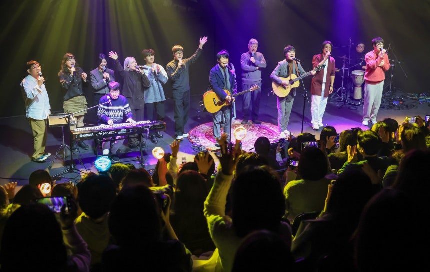 4일 오후 서울 대학로 아르코꿈밭극장에서 김광석 30주기 추모무대에 선 동료와 후배 음악인들.건반을 치는 동물원 멤버 박기영,가수 배영경,여성 듀오 빨간의자 강주은·수경,가수 알리·김영소·박학기,동물원 멤버