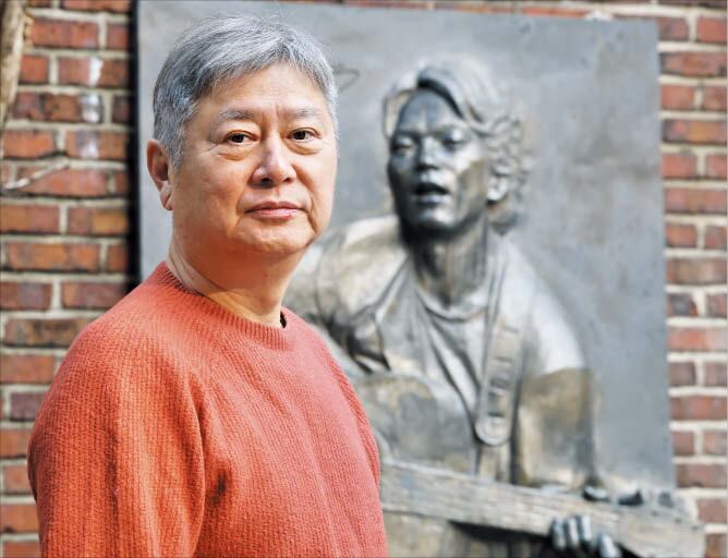 지난달 29일 서울 동숭동 옛 학전 자리 앞마당의 김광석 추모비 옆에 선 가수 강승원./장경식 기자