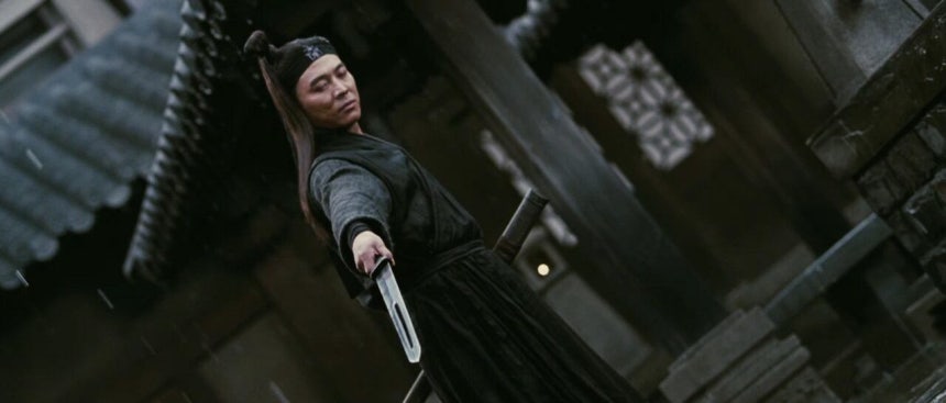 진시황 암살 미수 사건을 모티브로 한 영화‘영웅’에서 자객(리롄제)이 칼을 들고 있는 모습.