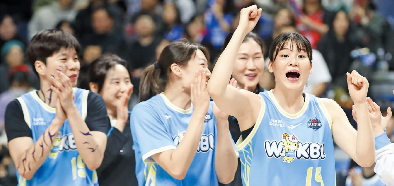 코트 위 감독에게 핀잔 주고 ‘깔깔’… 선수·팬 다 함께 즐거워