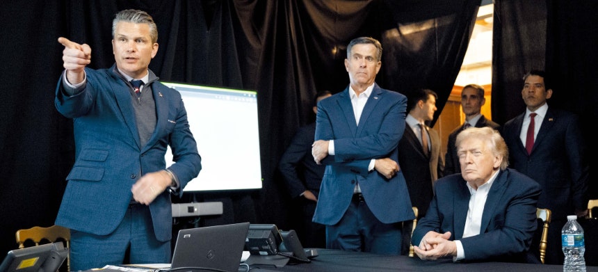 3일 도널드 트럼프 미국 대통령이 자신의 저택인 플로리다주 마러라고 리조트에서 피트 헤그세스 국방장관(왼쪽),존 랫클리프 CIA 국장 등 참모들과 함께 마두로 축출 작전 과정을 모니터를 통해 실시간으로 지켜보고 있