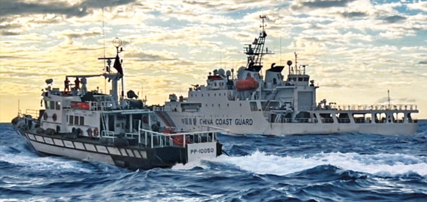 중국이 대만 포위 훈련을 벌이고 있는 가운데,지난달 30일 대만 해안 경비대가 전날 북부 푸구이곶과 인접한 바다까지 들어선 중국 초계정의 사진을 공개했다.사진 속 중국 함정과 대만 해안 경비함정은 얼마 떨어지지 