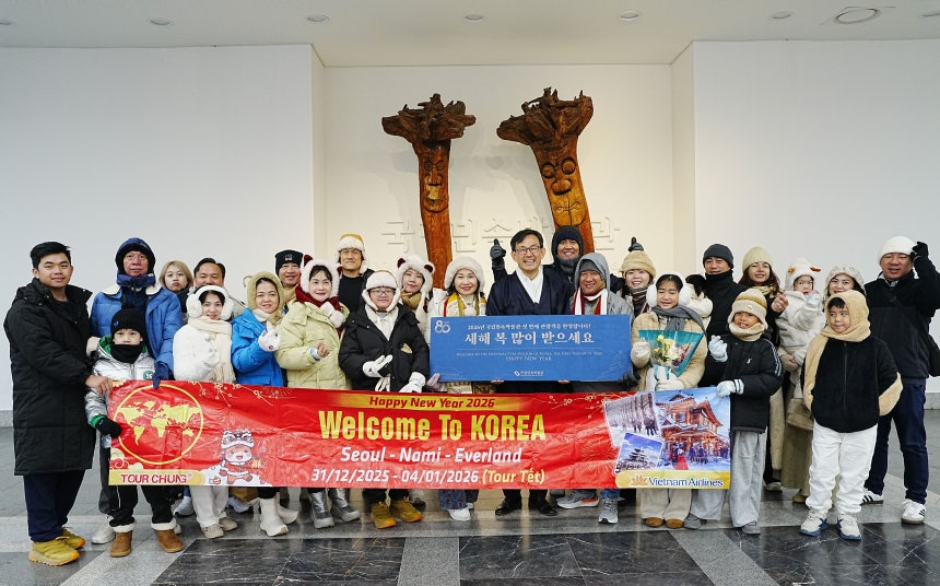 새해 첫 외국인 관람객 기념 사진./국립민속박물관