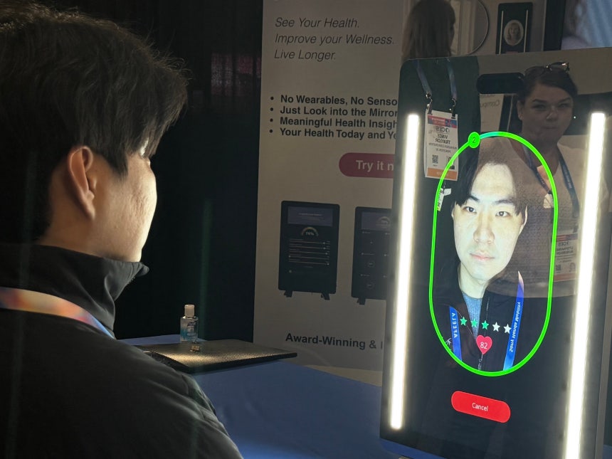 거울아 거울아 내 장수 점수는 - 4일 본지 기자가 뉴라로직스 '장수 거울'을 체험하는 모습.거울 앞에 앉으면 AI가 피부 상태를 분석해 각종 질병 위험도를 분석한다./강다은 기자