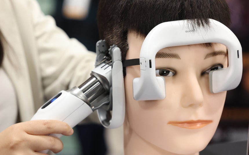 스스로 머리칼 잘라요 - 4일 미국 라스베이거스에서 열린 CES 2026 언베일드에서 공개된 AI 보조 도구 '글라이드'.스마트폰으로 머리 모양을 고르고 이발기를 사용하면 스스로 머리칼을 자를 수 있다./연합뉴스