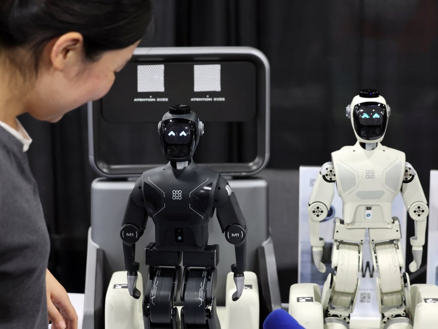 키 38cm 중국의 고성능 로봇 - 4일 언베일드 행사에 전시된 중국 제로스의 초소형 휴머노이드.키는 약 38㎝ 정도에 불과하지만,카메라와 AI를 탑재한 고성능 로봇이다./뉴스1