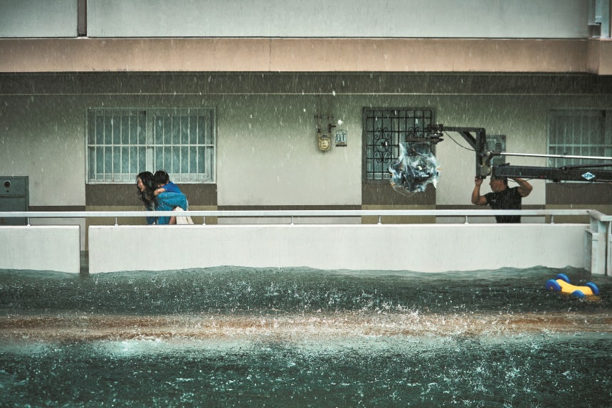 영화‘대홍수’촬영 현장에서 주연 배우 김다미가 아이를 업고 달리고 있다./넷플릭스