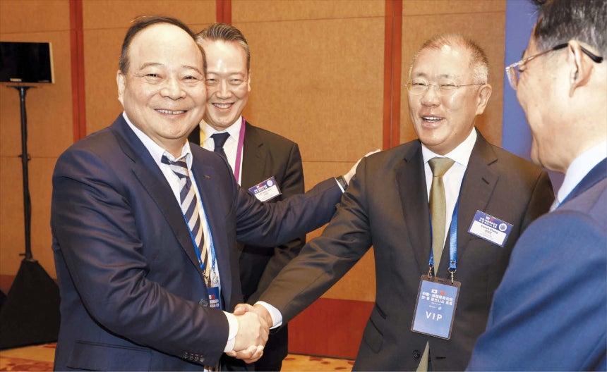  뉴스1손 맞잡은 CATL 쩡위췬·현대차 정의선  정의선(오른쪽 둘째) 현대차그룹 회장이 5일 중국 베이징 조어대 영빈관에서 열린 한중 비즈니스 포럼에서 중국 배터리 회사인 CATL 쩡위췬 회장과 악수하고 있다.