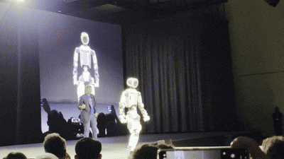 현대차그룹이  5일(현지 시각) 미국 라스베이거스 CES 2026 미디어데이에서 공개한 차세대 로봇 '아틀라스'가 여러 동작을 시연하고 있다./이정구 기자