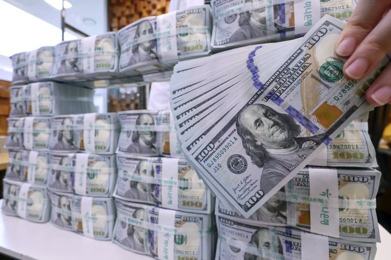 고환율 진정시키려 투입… 외환보유액 7개월만에 줄어