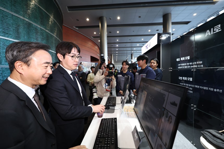 하정우(왼쪽 두번째) 대통령실 인공지능(AI) 미래기획수석이 지난달 30일 서울 강남구 코엑스 오디토리움에서 열린‘독자 AI 파운데이션(기반 모델) 프로젝트 발표회’에서 엔씨소프트의 AI 기술을 체험해보고 있다.