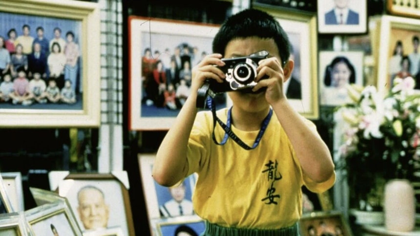 영화 '하나 그리고 둘'의 8살 꼬마 양양은 아빠의 카메라를 들고 열심히 셔터를 누릅니다.25년 전 국내 첫 개봉 때 영화 포스터에 쓰인 모습인데 영화 내용이 가물해졌을 때도 이 모습은 또렷했습니다.영화를 만들고