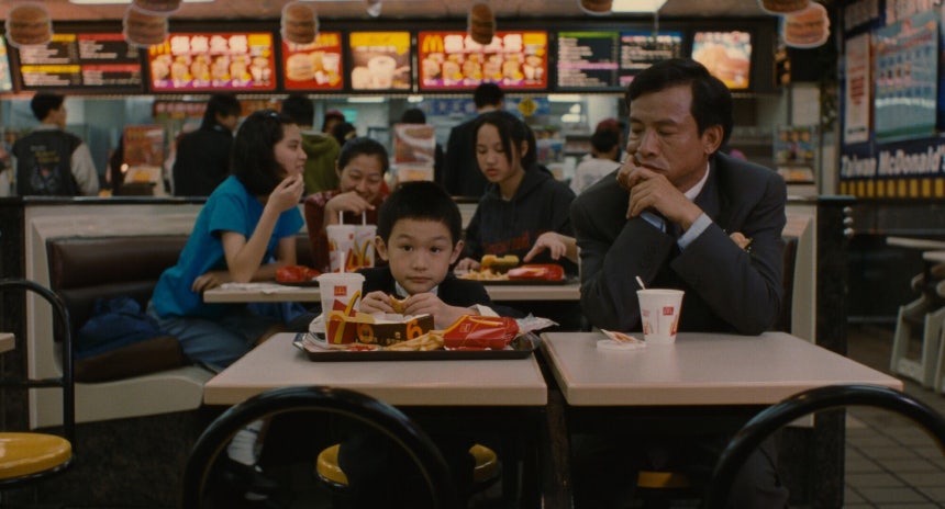 영화 '하나 그리고 둘'.시무룩한 꼬마 양양을 아빠 NJ가 맥도날드에 데려갔습니다./에무필름즈