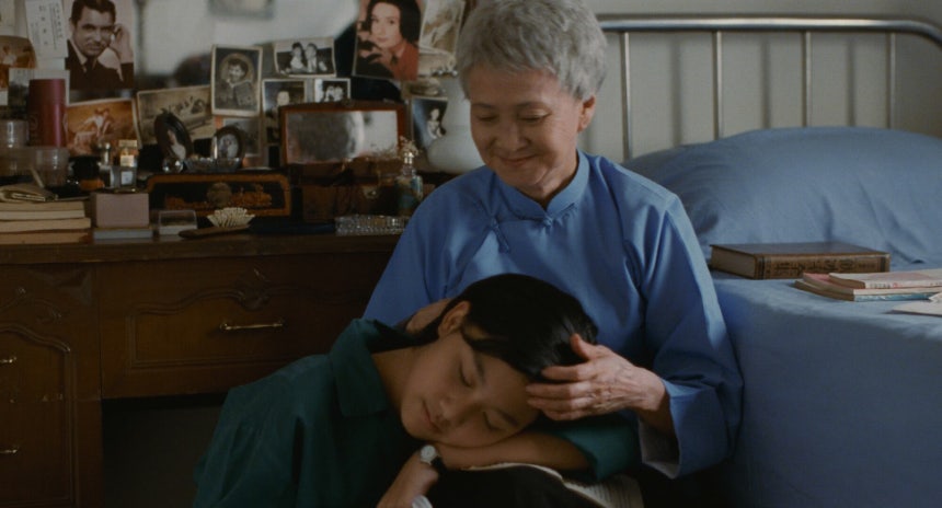 영화 '하나 그리고 둘'.마음이 다친 팅팅과 할머니./에무필름즈