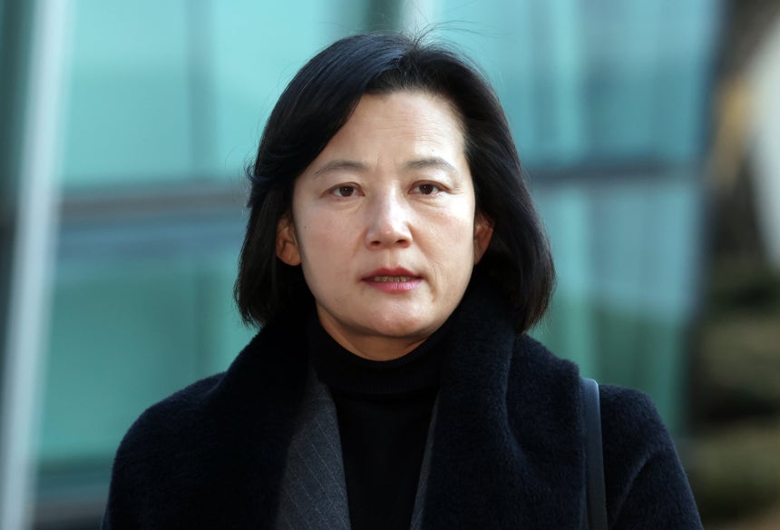 최근 법무부 인사에서 고검검사급 보직으로 사실상 강등된 정유미 검사장이 지난 달 22일 서울 서초구 서울행정법원에서 열린 인사 효력을 멈춰달라며 낸 집행정지 신청 심문기일에 출석하고 있다./뉴스1 