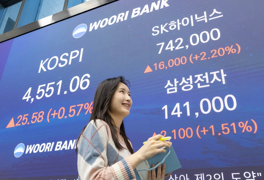 7일 오후 서울 중구 우리은행 본점 딜링룸 전광판에 코스피 종가와 삼성전자,SK하이닉스 주가가 표시돼 있다.이날 코스피는 전날보다 0.57% 상승한 4551.06에 마감했다.새해 들어 4거래일 연속 상승세다./