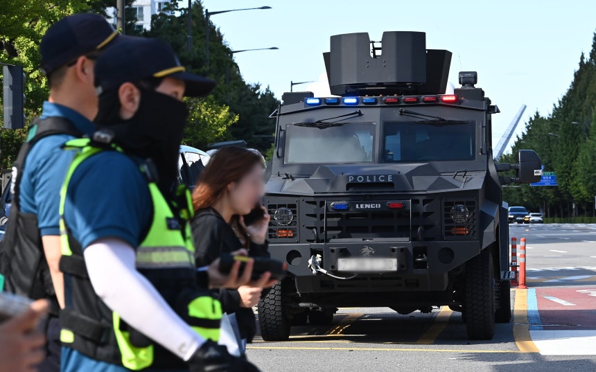 2024년 9월 23일 경기도 성남시 분당구 야탑역 일대에서 경찰특공대 장갑차가 대기하고 있다./뉴시스