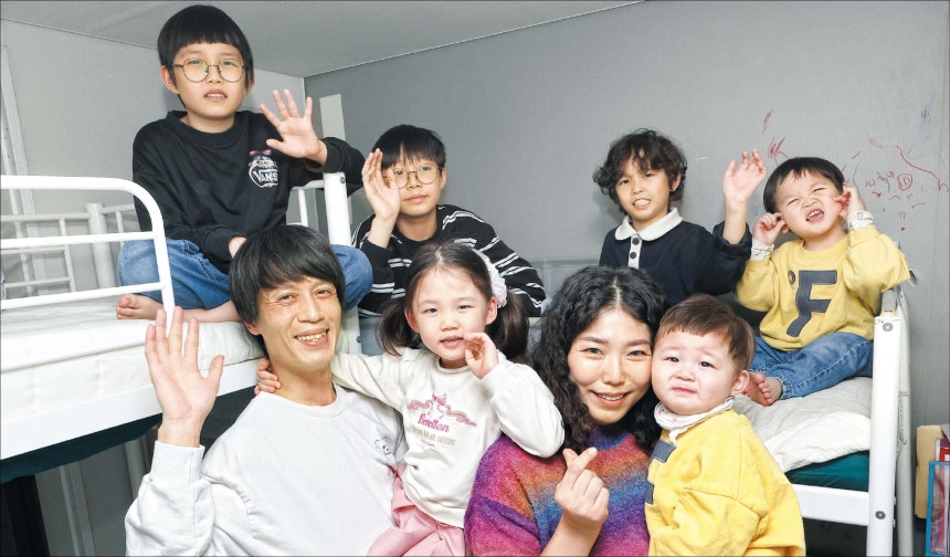  고운호 기자6남매를 키우는 서지성·김동욱씨 부부가 지난 6일 오후 경기도 안양 자택에서 아이들과 함께 있는 모습.뒷줄 왼쪽부터 승민·승준·완규·승후,아랫줄 왼쪽부터 김씨,하린,<a href=