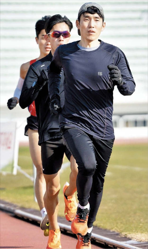 편안한 페이스로 습관 자리 잡도록 숨차지 않게 60% 강도로 뛰세요