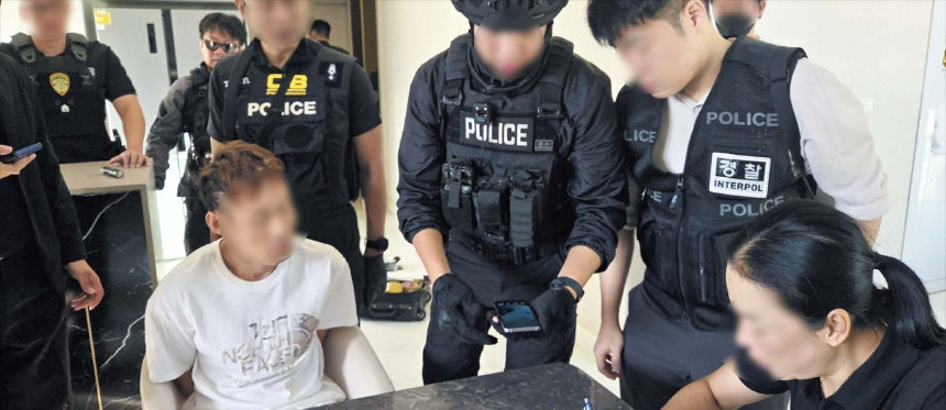  뉴스1지난 7일 태국 파타야의 한 은신처에서 캄보디아 스캠(온라인 사기) 조직 총책인 중국 국적의 함모씨가 검거돼 경찰의 조사를 받고 있다.법무부·경찰청·국가정보원은 태국 검경과 협조해 함씨를 붙잡았다.