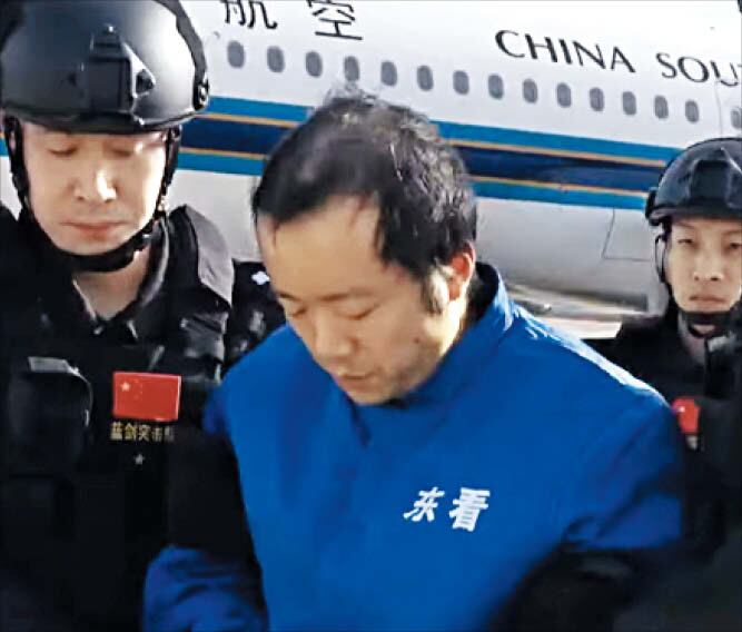  CCTV중국으로 송환된 천즈 프린스그룹 회장천즈 프린스그룹 회장이 중국으로 송환되고 있다.캄보디아 정부는 7일 천 회장 등을 체포해 중국으로 송환했다고 밝혔다.