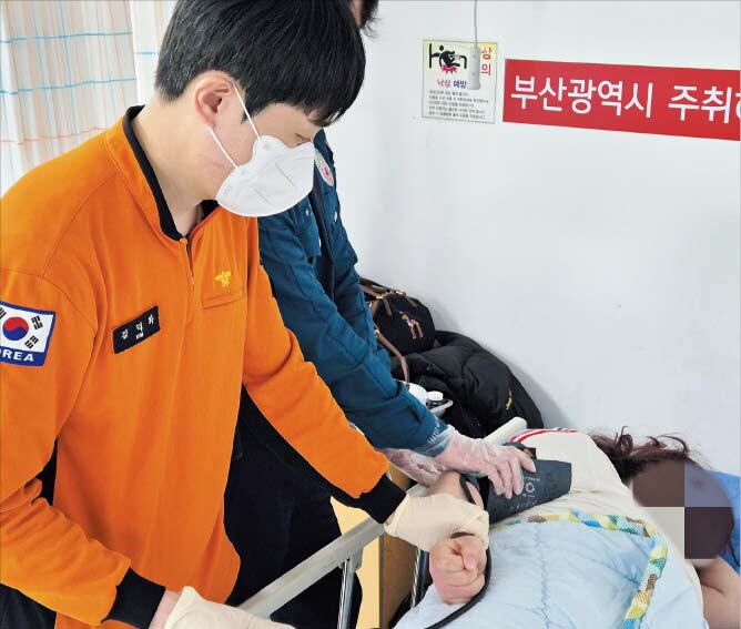  권태완 기자6일 밤 부산 연제구 주취해소센터에서 구급대원이 취객의 혈압을 재고 있다.