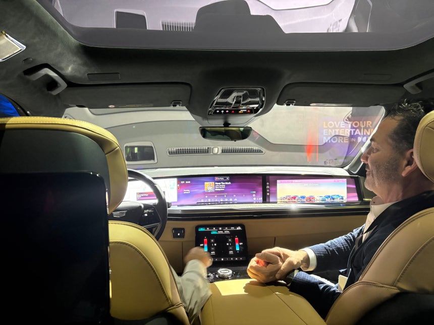 8일(현지 시각) 돌비 관계자가 돌비 애트모스를 적용한 차량에서 노래를 들으며 기술을 소개하고 있다./김성민 기자