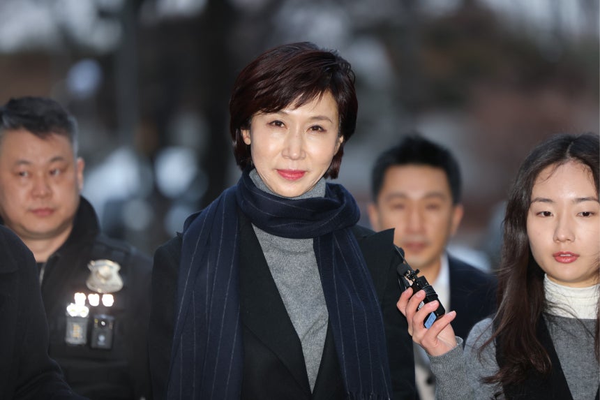 노소영 아트센터 나비 관장이 9일 서울 서초구 서울고등법원에서 열린 최태원 SK그룹 회장과의 재산분할 파기환송심 첫 변론기일에 출석하고 있다./연합뉴스