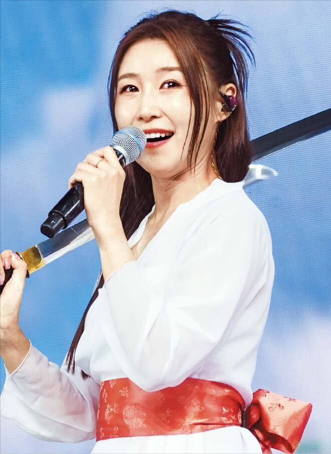 20년 내공 칼 갈았다… 검무로 무대 장악한 ‘국악 여신’