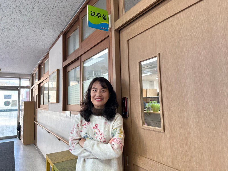 “한쪽 귀 가린 아이 외면할 수 없어” 희귀병 中 학생 도운 교사