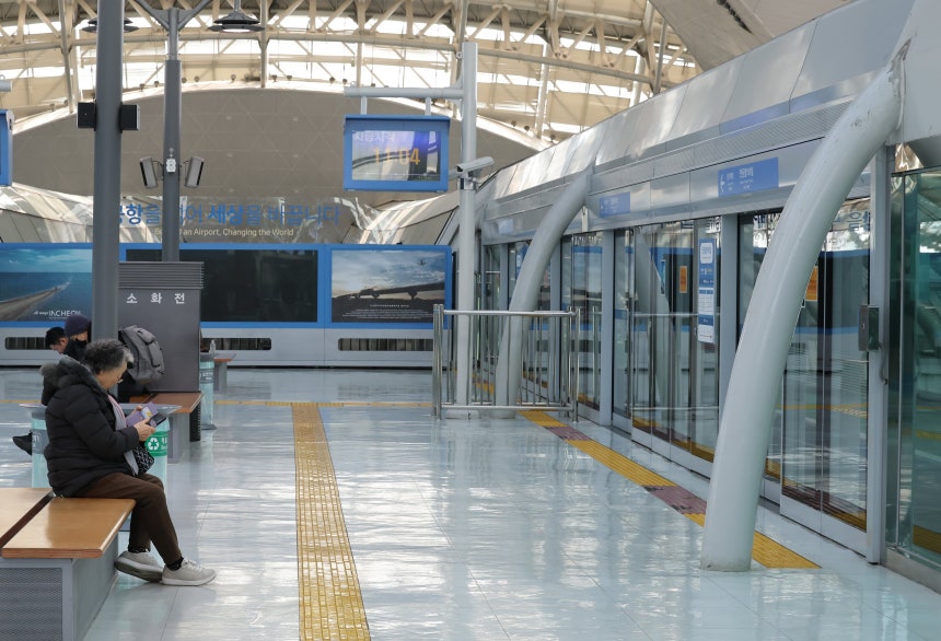 7日、仁川国際空港第1旅客ターミナル磁気浮上列車プラットフォームが寒山だ。