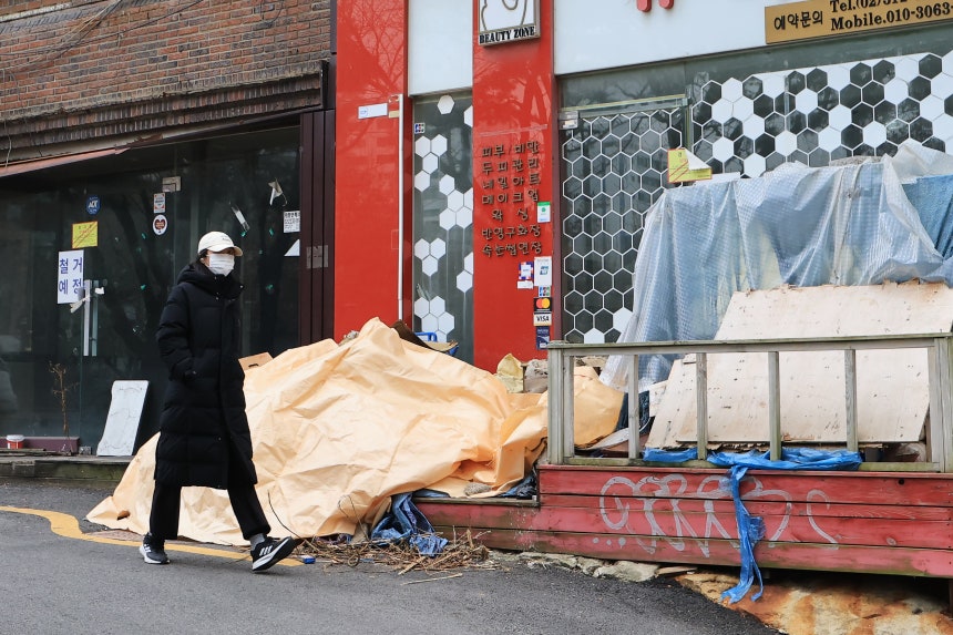 9일 오후 서울 서대문구 이화여대 앞 거리.폐업한 가게 앞에 폐기물이 방치돼 있다.신촌·이대 상권이 침체하면서 공실이 늘어나고 폐기물과 쓰레기도 쌓이고 있다./남강호 기자