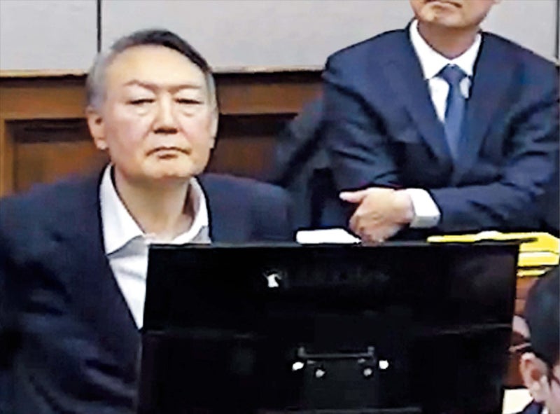 尹은 입도 못 뗐다, 13일로 구형 연기