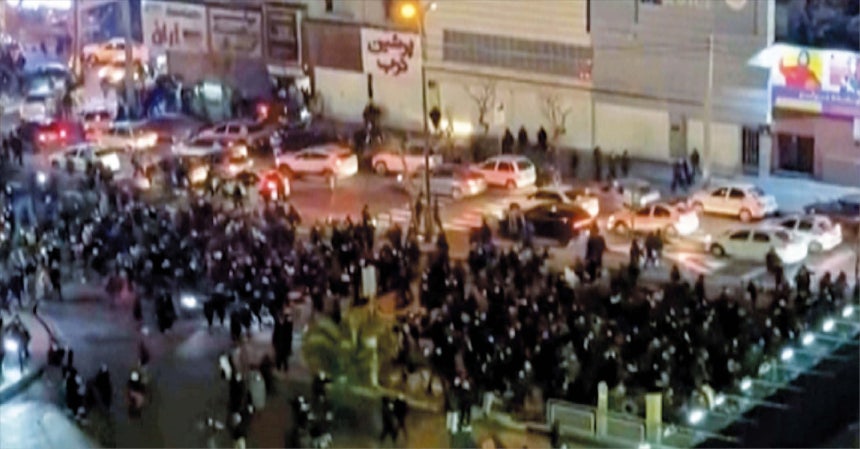  AP 연합뉴스경제난이 불 붙인 반정부 시위 지난 8일 이란 수도 테헤란에서 시민들이 화폐 가치 폭락과 물가 폭등을 비롯한 경제난에 항의하며 반정부 시위를 벌이고 있다.지난달 28일부터 시작된 시위는 유혈 충돌로