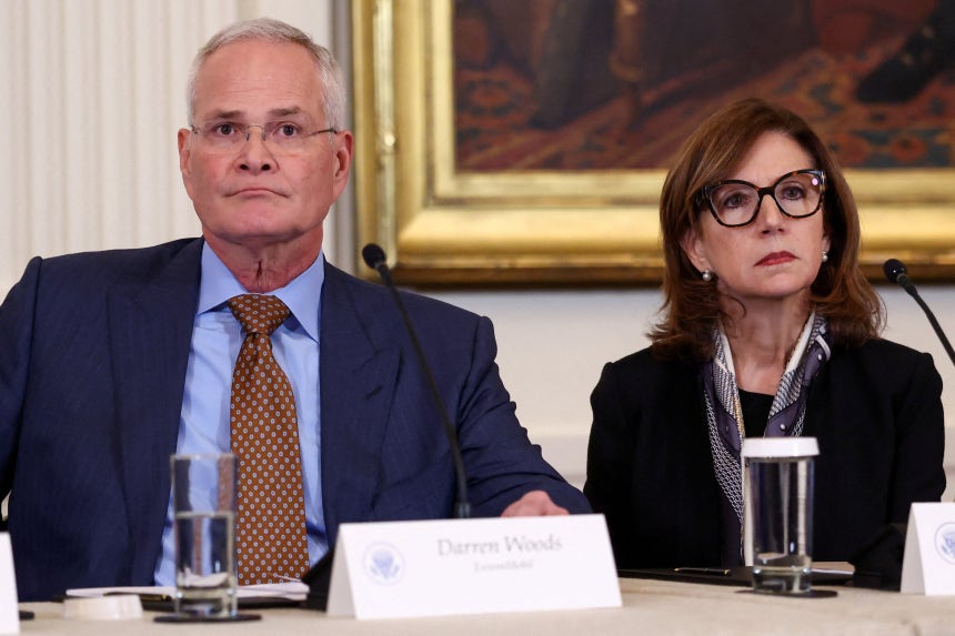 9일 미국 백악관에서 열린 석유업계 임원 감담회에 참석한 대런 우즈(왼쪽) 엑손모빌 CEO와 마리언 매넌 마라톤페트롤리움 CEO./로이터 연합뉴스