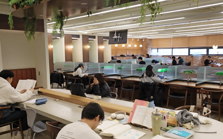 9일 서울 동작구 에듀윌 스터디카페에서 수험생들이 공부를 하고 있다./남강호 기자