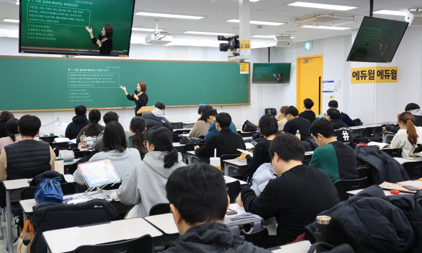 같은 날 에듀윌 강의실에선 공시생들이 빼곡히 앉아 수업을 듣고 있었다./남강호 기자