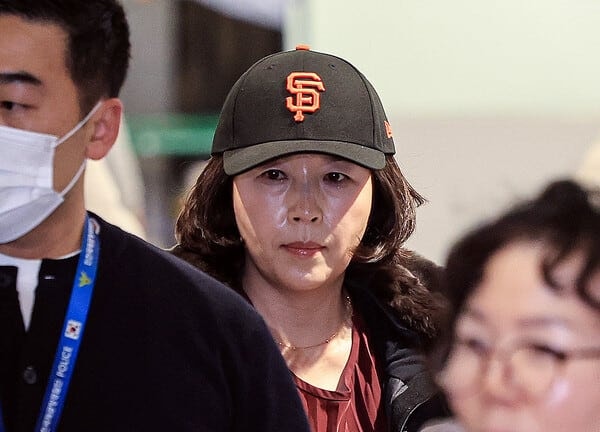 김경 서울시의원이 11일 인천국제공항 제1여객터미널을 통해 귀국하고 있다./뉴스1