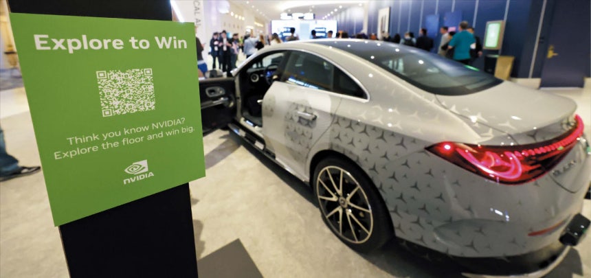  뉴스1세계 최대 IT 전시회 CES가 열린 지난 7일(현지 시각) 미국 라스베이거스 한 호텔의 엔비디아 전시장에 메르세데스 벤츠의 신형 차량 CLA가 전시돼 있다.엔비디아는 올 1분기(1~3월) 미국에 출시되는 